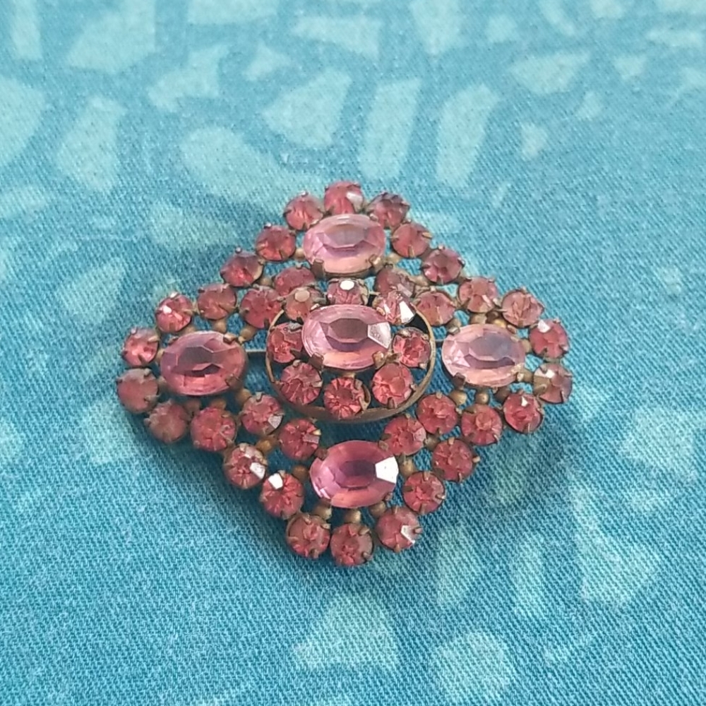 Vintage Czechoslovakian Glass Broach Pin